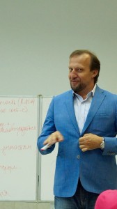 Михаил Дернаковский ведет тренинг